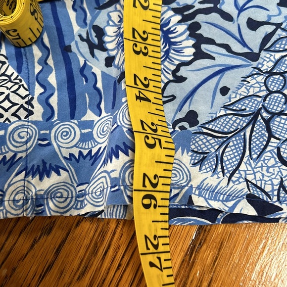 Oscar de la Renta silk top. Blue floral button front. Short sleeve. Size Medium - Picture 8 of 9